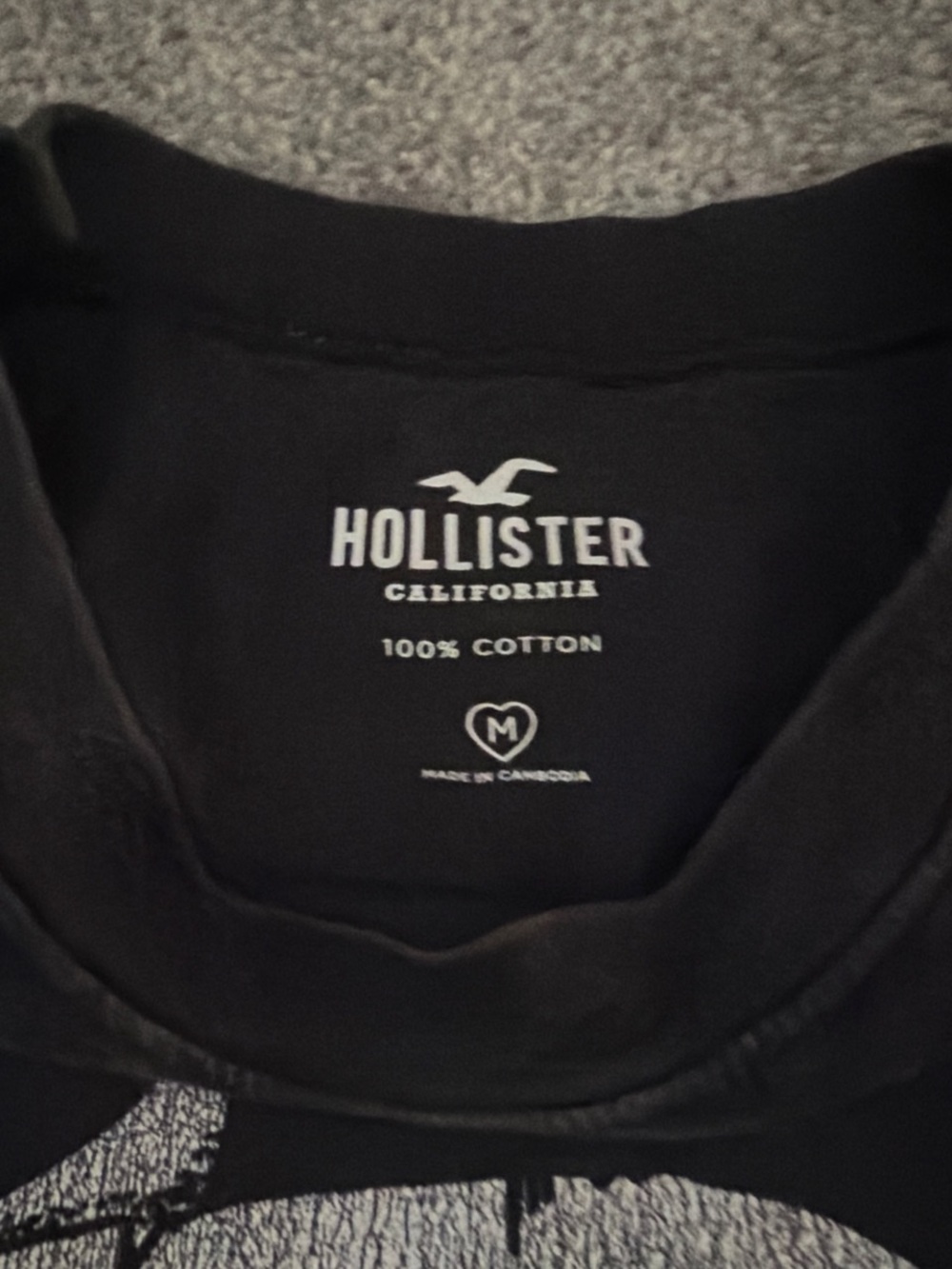Hollister Black Tee with Silver Skull & Rose Graphic - Picture 3 of 3